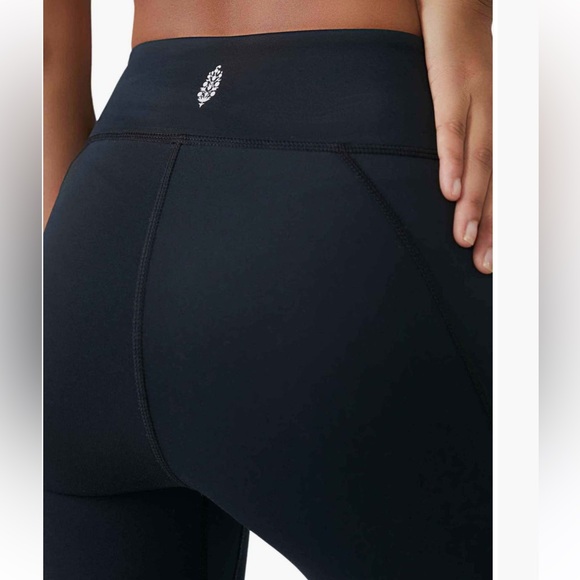 Free People FP Movement Resilience Flare Leggings
BLACK Size Large NWT - Picture 3 of 9